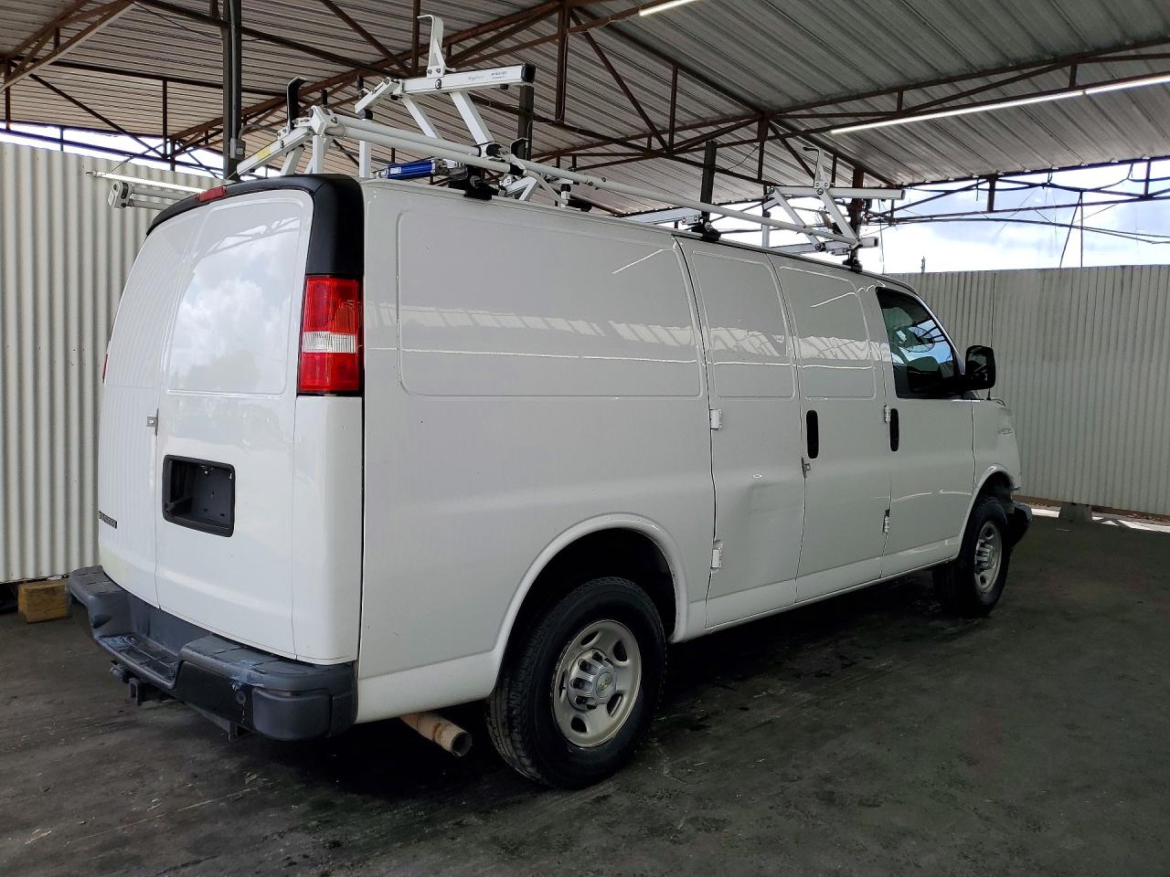 2023 Chev Express VIN 1GCWGAFP8P1104482 photo 3