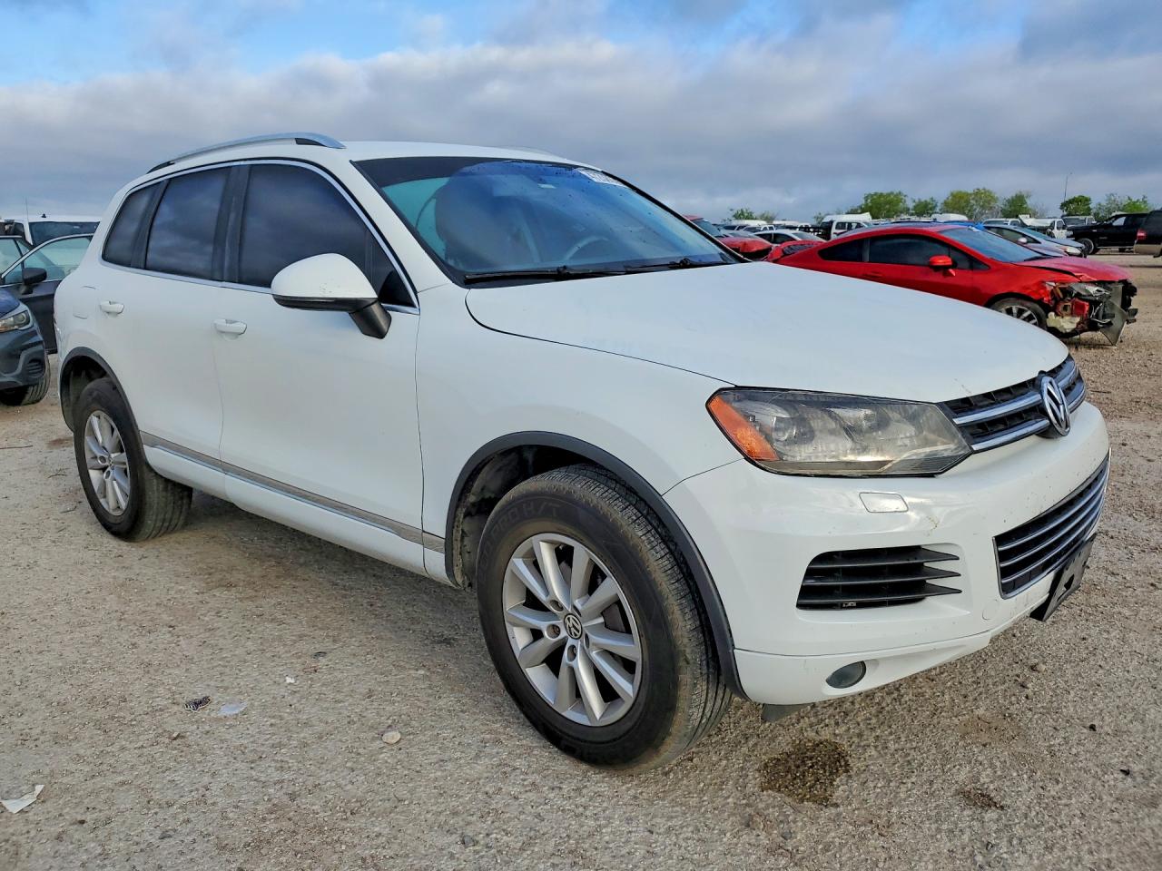 2013 Volkswagen Touareg VIN WVGEF9BP8DD005895 photo 4