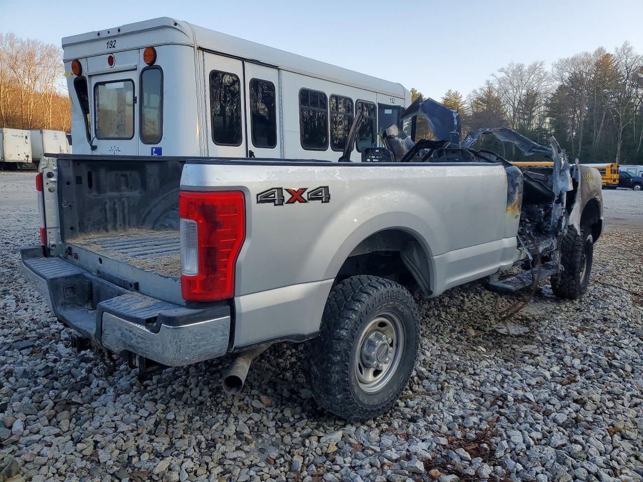 2019 Ford F350 VIN 1FTRF3B60KEG28865 photo 3