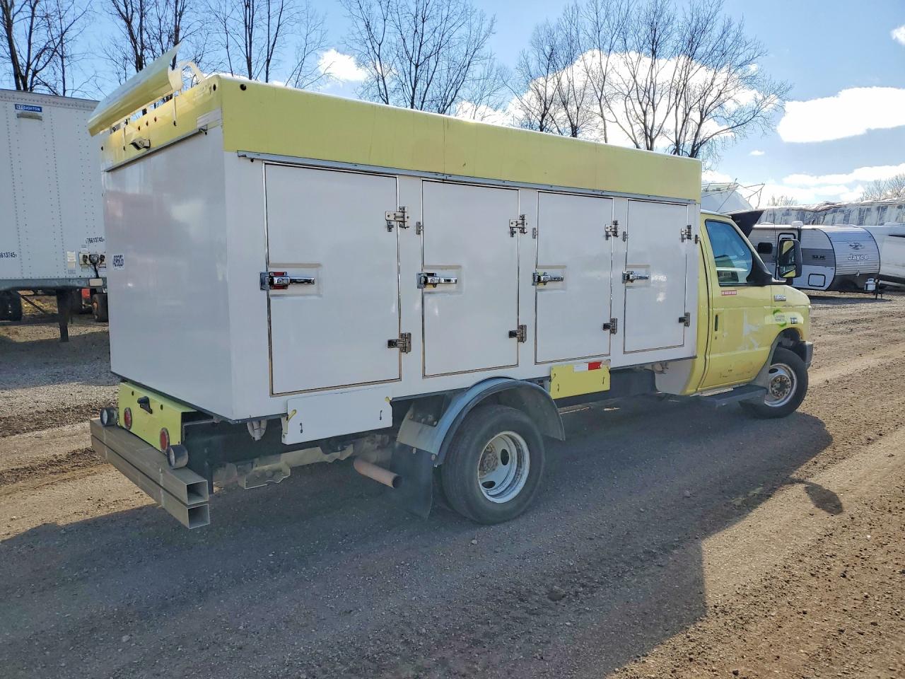 2019 Ford Econoline VIN 1FDXE4FSXKDC16865 photo 3