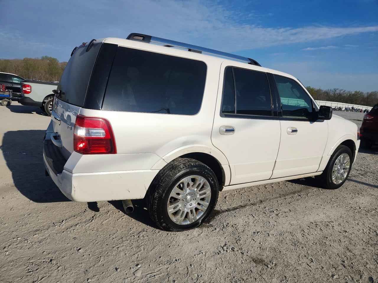 2013 Ford Expedition VIN 1FMJU1K50DEF62928 photo 3