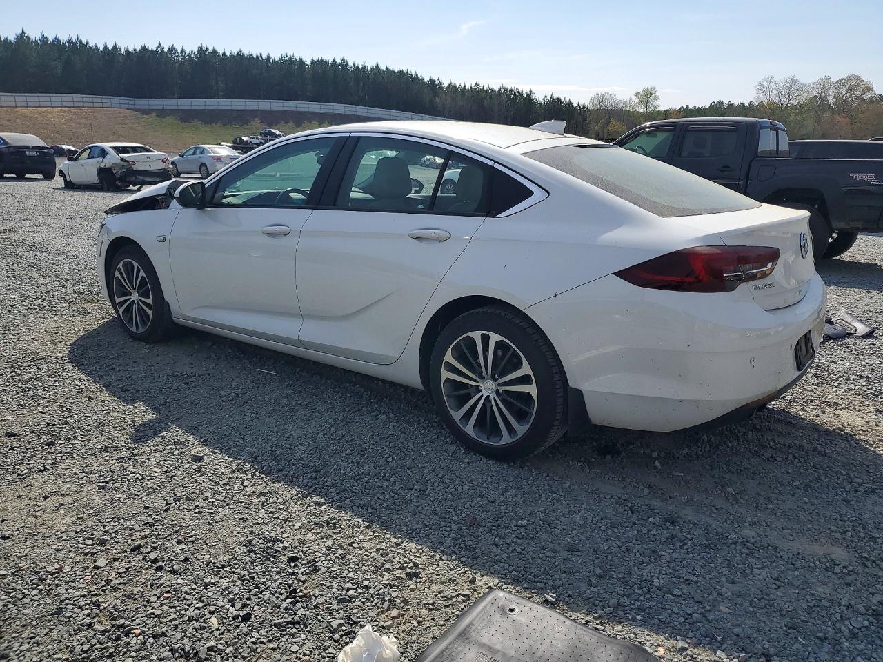 2018 Buick Regal VIN W04GP6SX5J1158962 photo 2