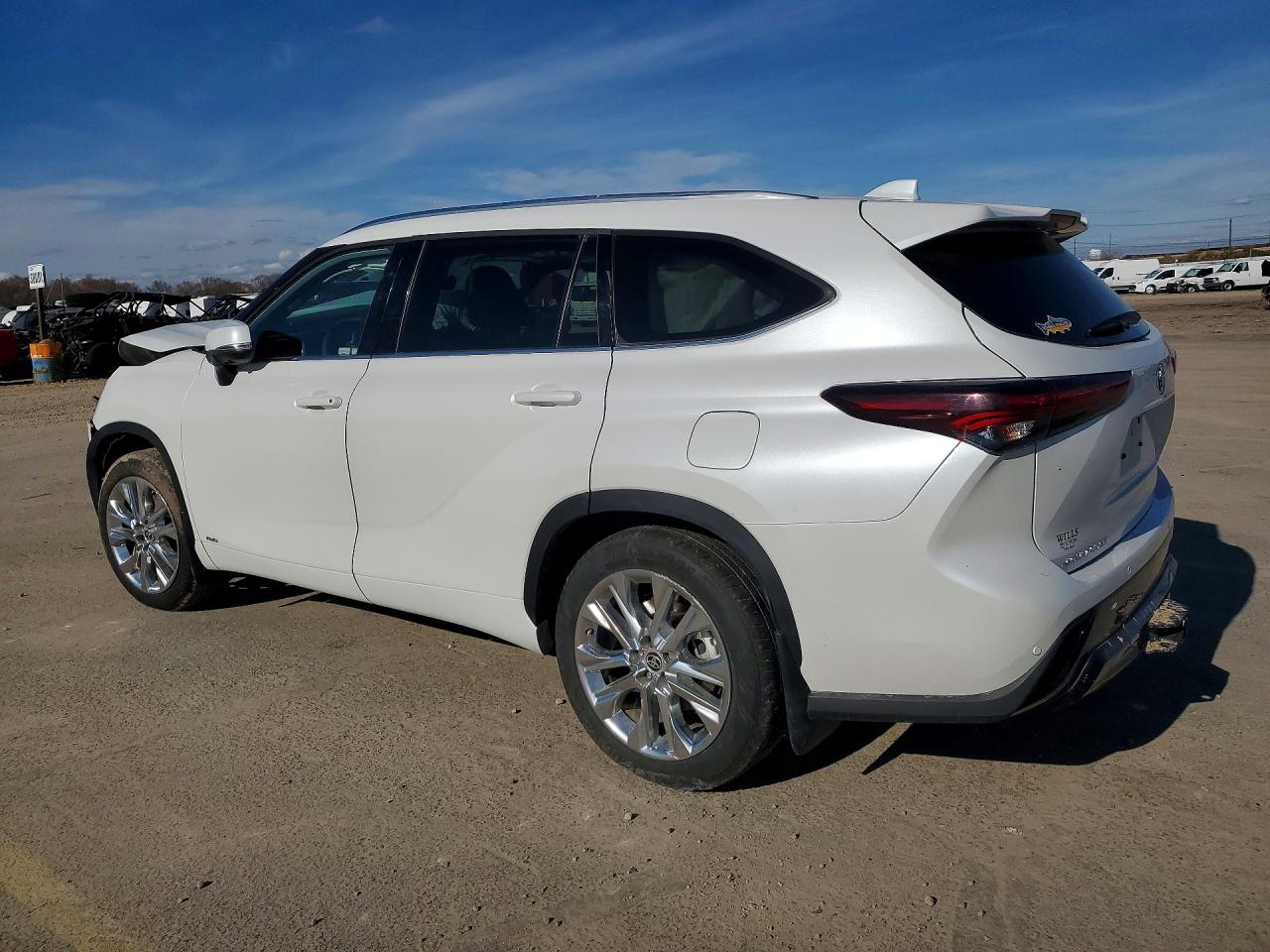 2025 Toyota Highlander hybrid VIN 5TDXBRCH7SS671888 photo 2