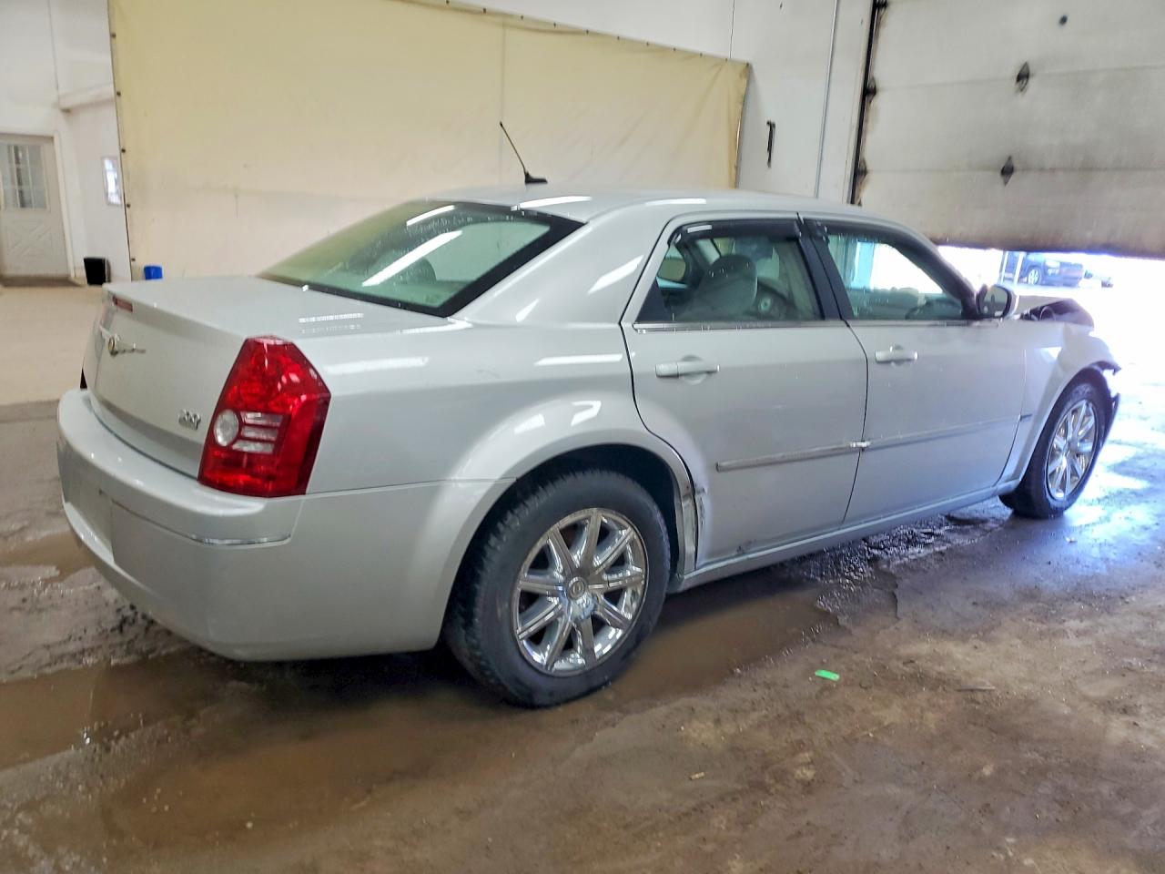 2008 Chrysler 300 VIN 2C3LA53G18H310850 photo 3
