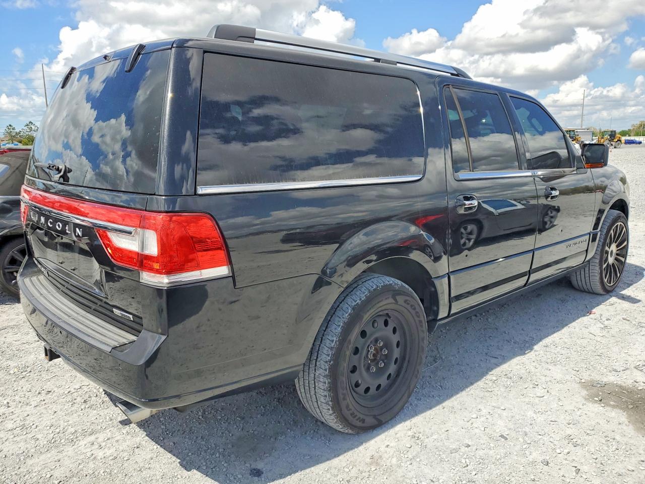 2015 Lincoln Navigator VIN 5LMJJ3JT7FEJ08616 photo 3