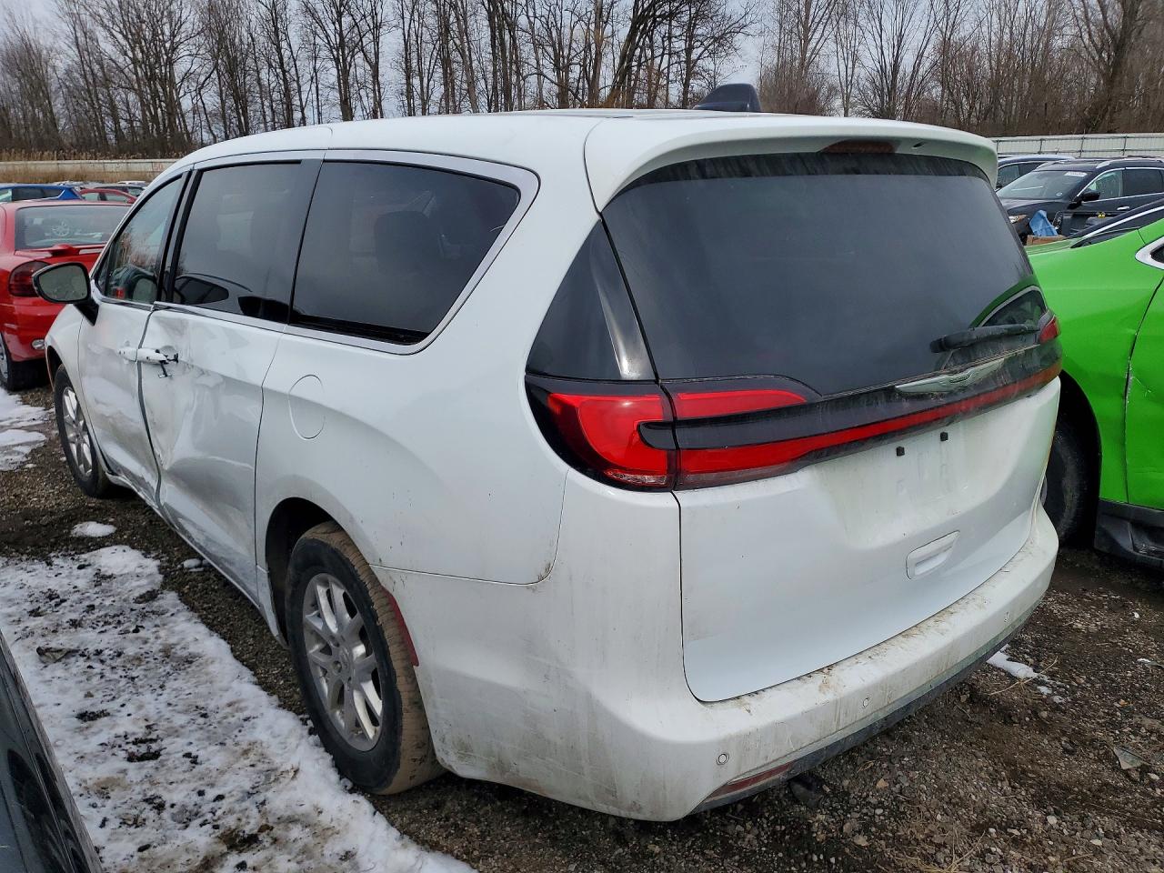2024 Chrysler Pacifica VIN 2C4RC1BG8RR112563 photo 2