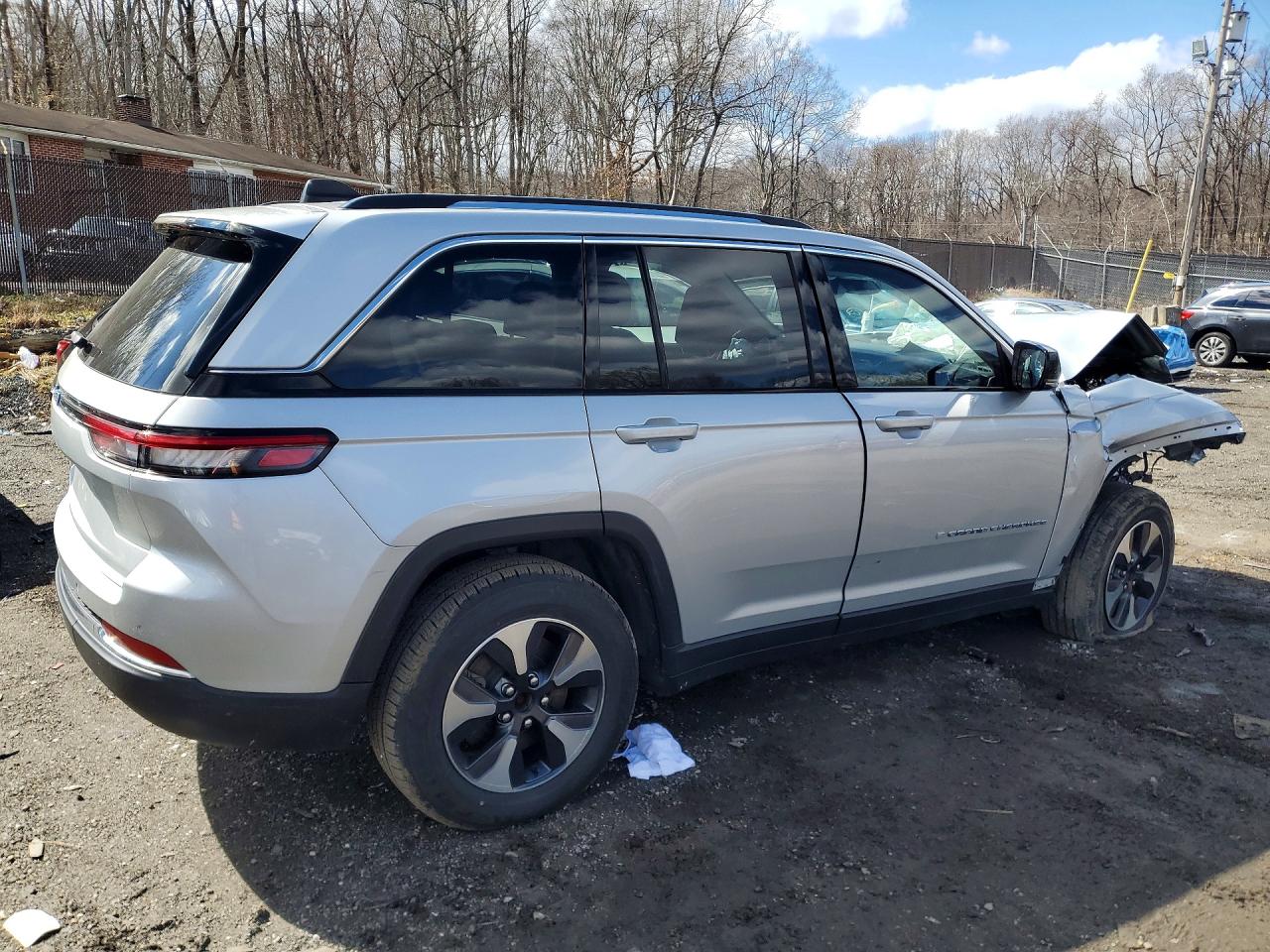 2023 Jeep Cherokee VIN 1C4RJYB60PC626080 photo 3
