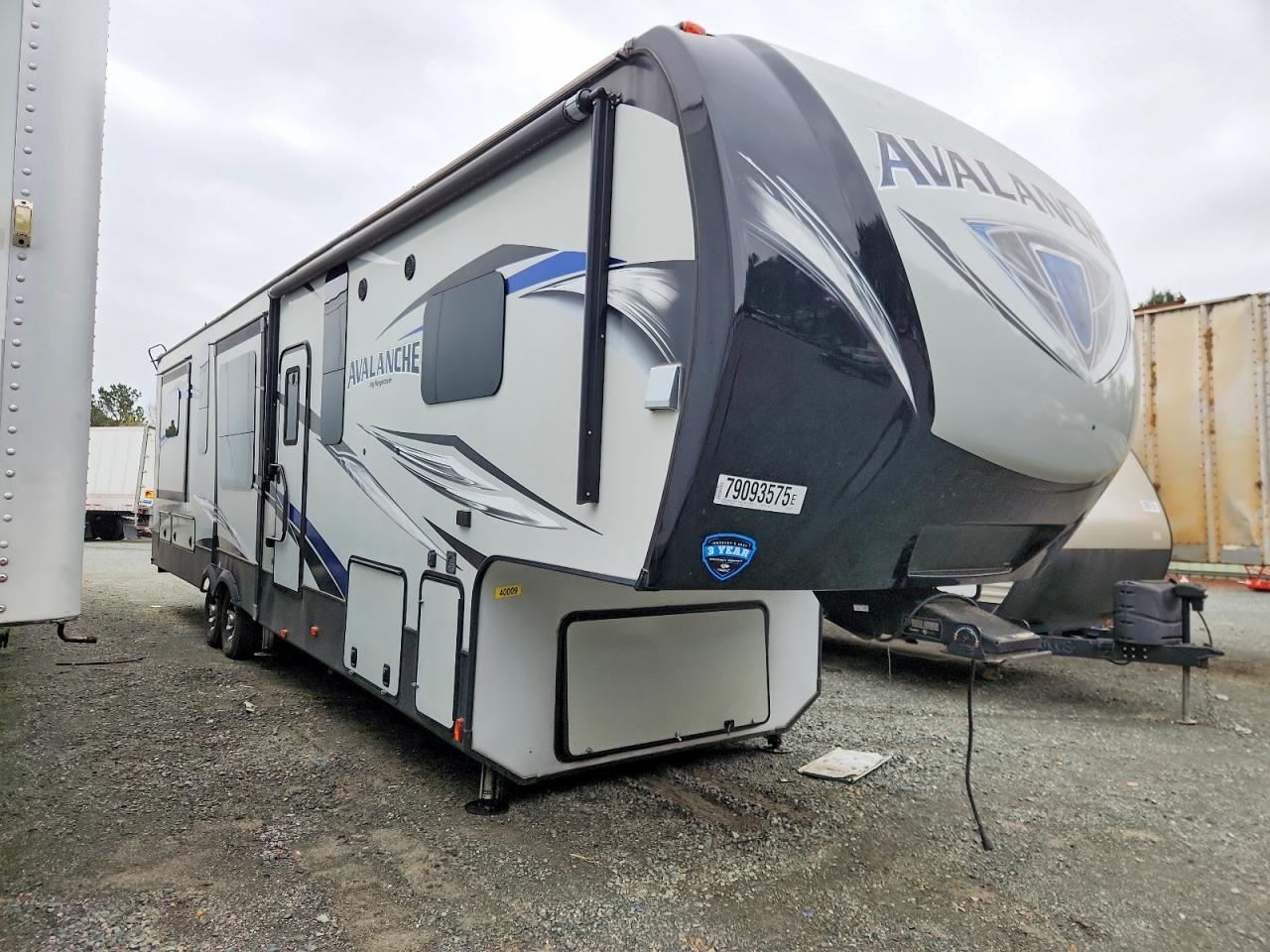 2019 KEYSTONE Avalanche VIN 4YDF3762XKE760037 photo 1