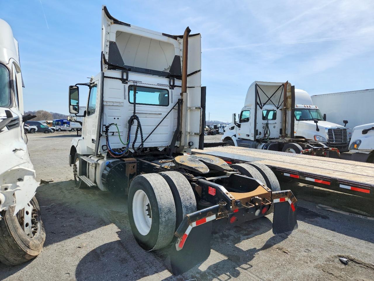 2017 Volvo Vn VIN 4V4N39TGXHN988160 photo 3