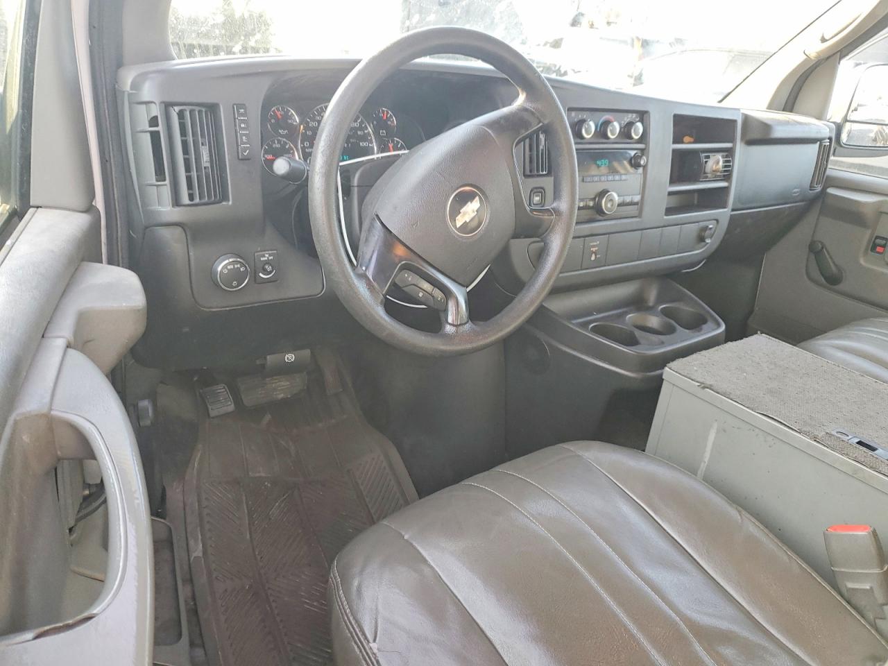 2008 Chevrolet Express VIN 1GCGG25C981155323 photo 8