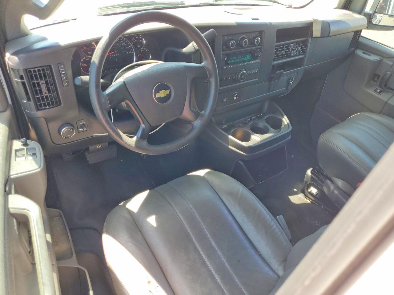 2016 Chevrolet Express VIN 1GCWGAFF0G1338154 photo 8