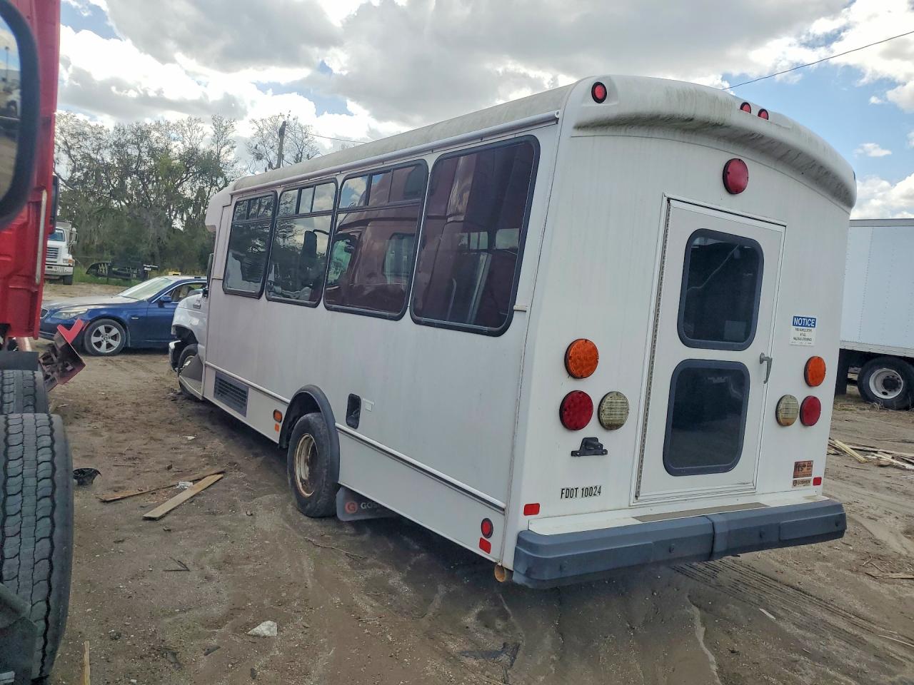 2019 Ford Econoline VIN 1FDFE4FS0KDC03215 photo 2
