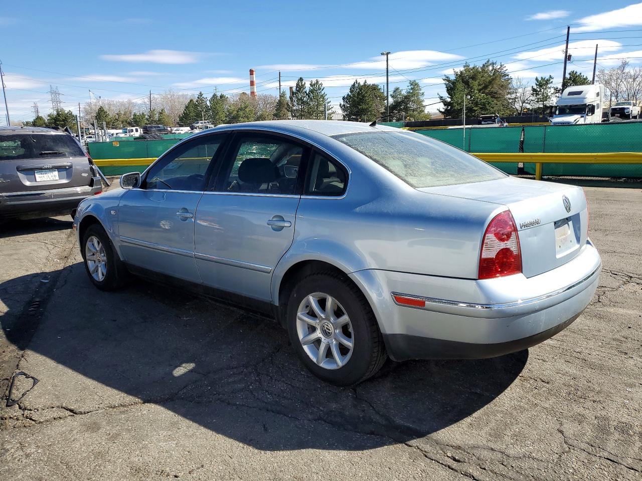 2004 Volkswagen Passat VIN WVWPD63B04E114012 photo 2