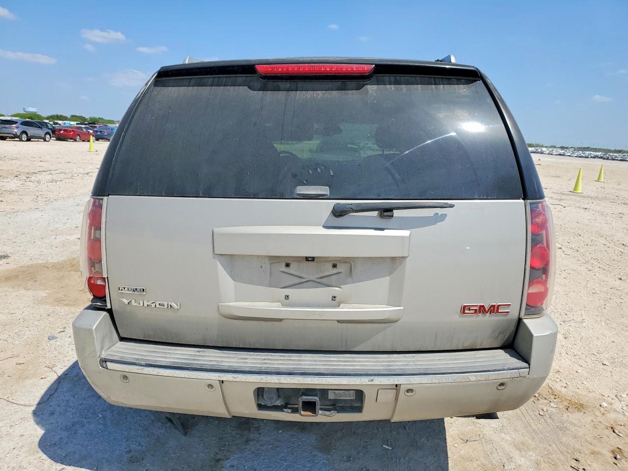 2009 GMC Yukon VIN 1GKFC03279R127307 photo 6