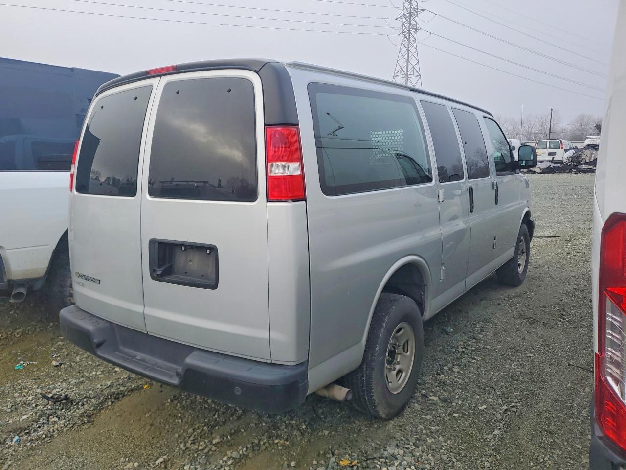 2023 CHEV Express VIN 1GCWGAFP5P1233361 photo 3