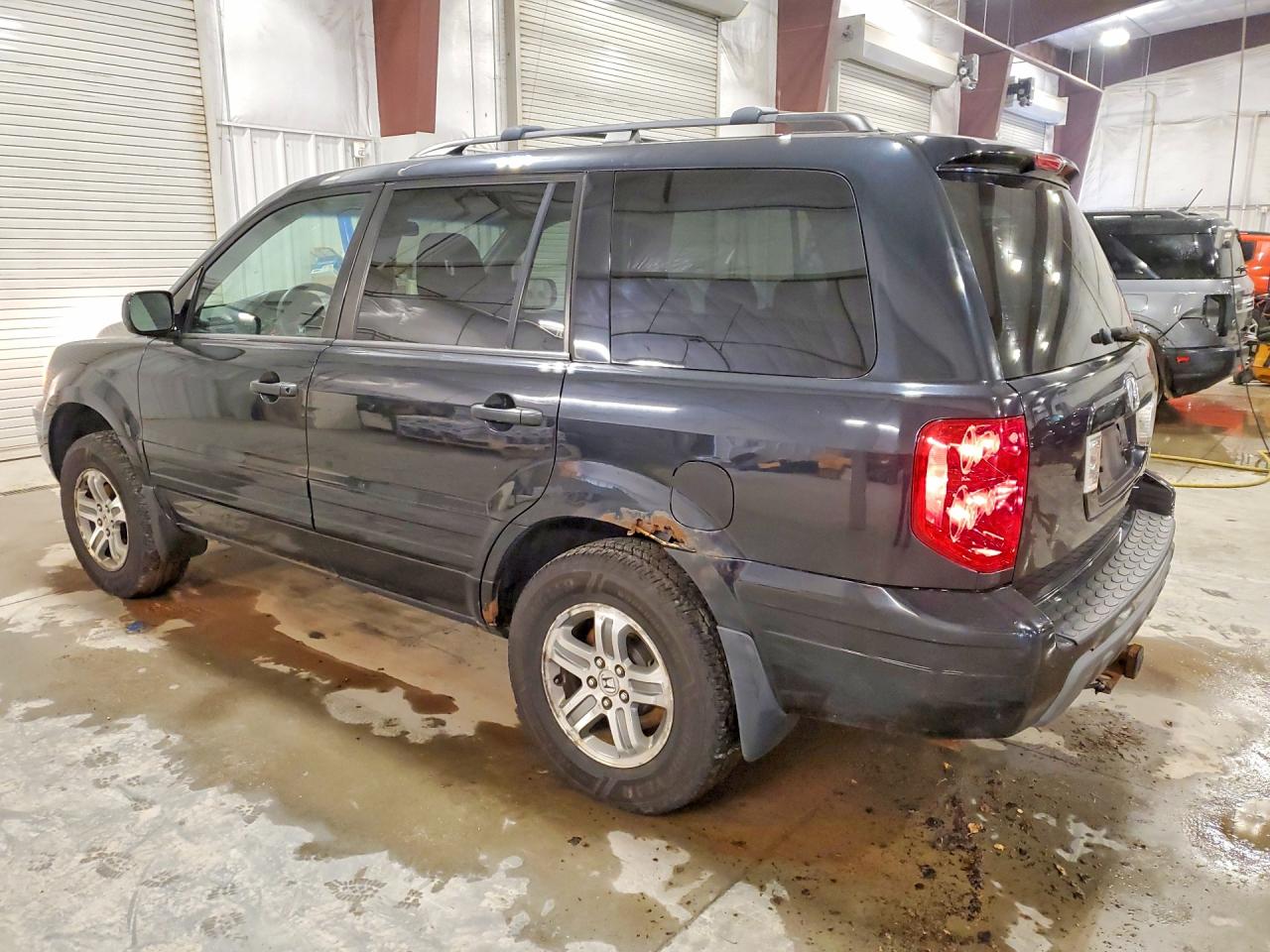 2004 Honda Pilot VIN 2HKYF18404H559457 photo 2