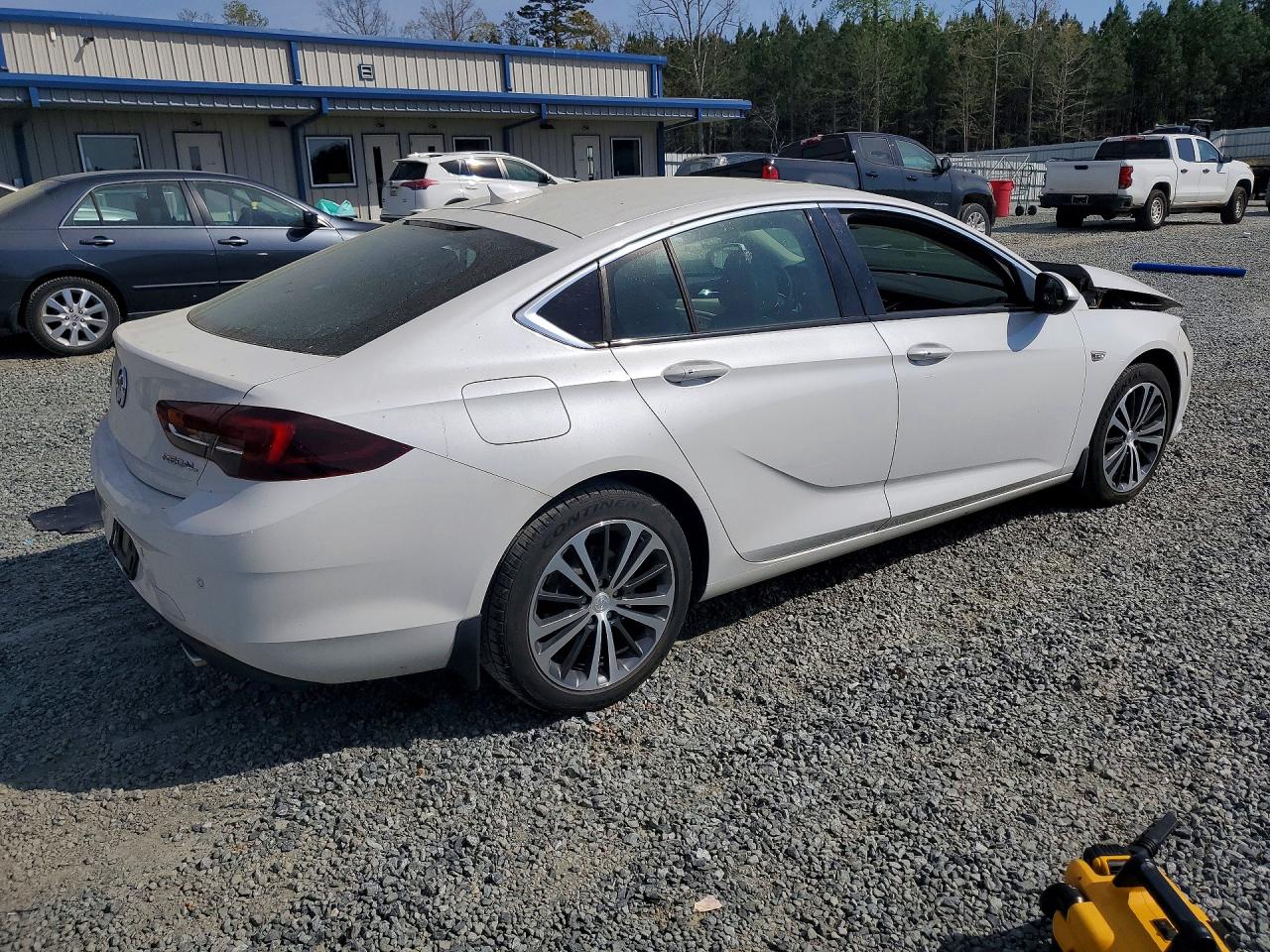2018 Buick Regal VIN W04GP6SX5J1158962 photo 3