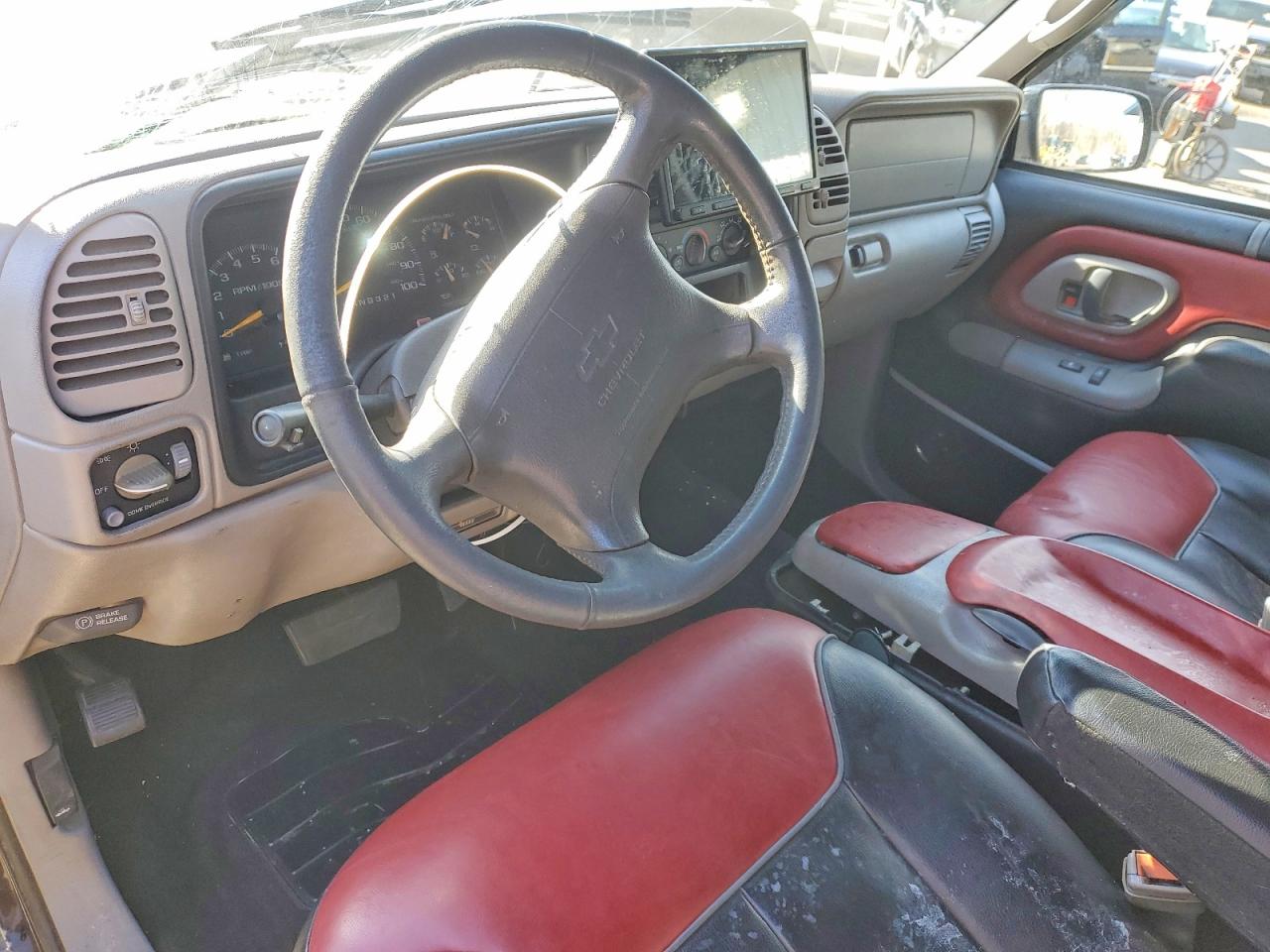 1997 Chevrolet Tahoe VIN 3GNEK18R8VG190200 photo 8