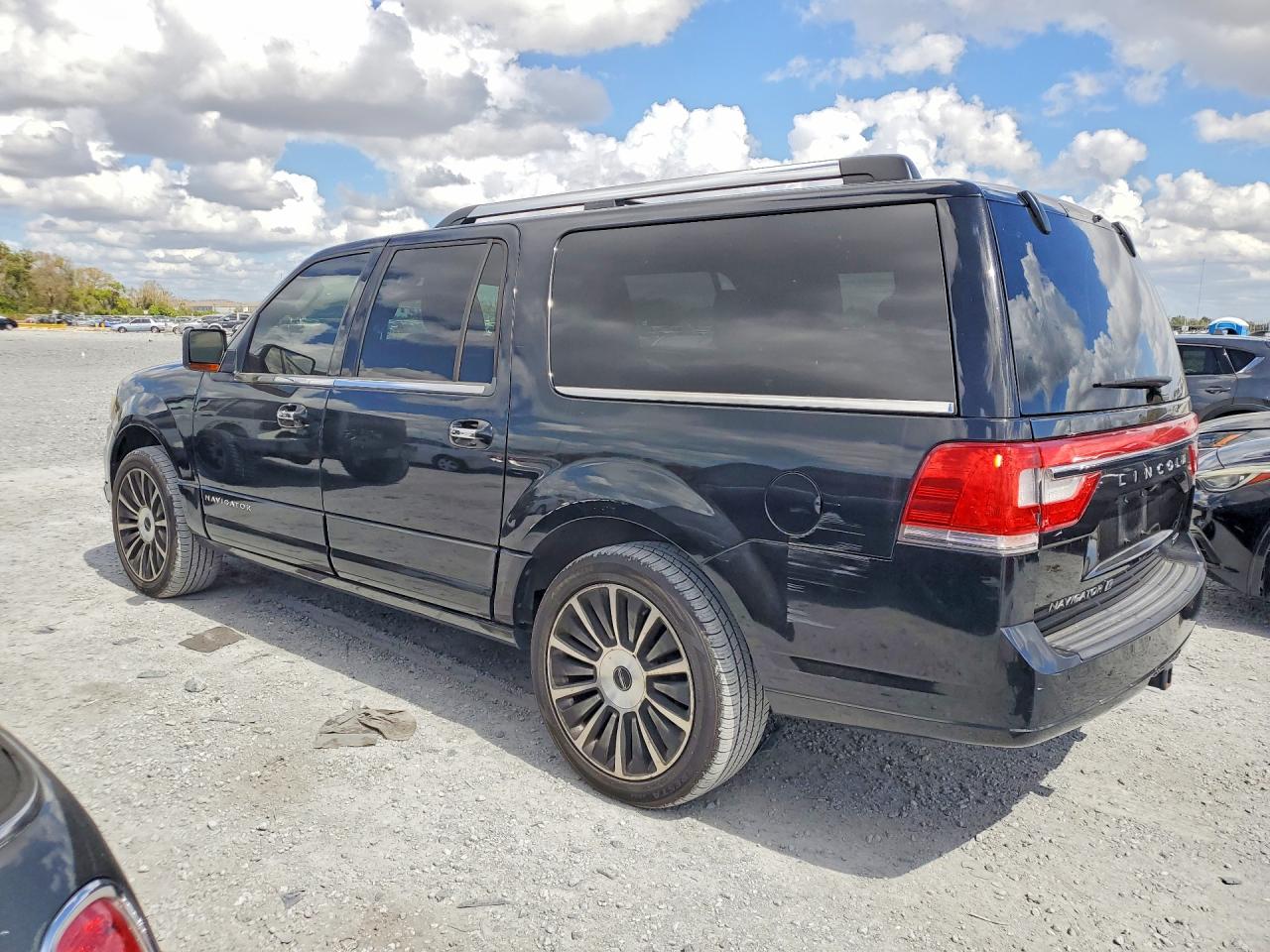 2015 Lincoln Navigator VIN 5LMJJ3JT7FEJ08616 photo 2