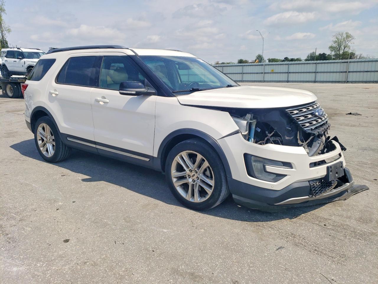 2017 Ford Explorer VIN 1FM5K7D89HGB27272 photo 4