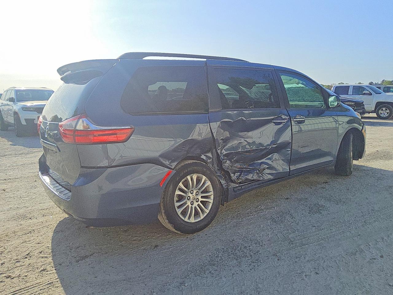 2016 Toyota All models VIN 5TDYK3DCXGS712896 photo 3