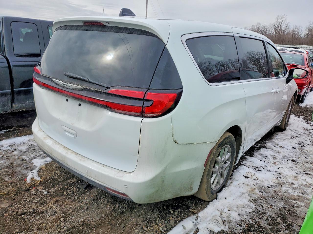 2024 Chrysler Pacifica VIN 2C4RC1BG8RR112563 photo 3