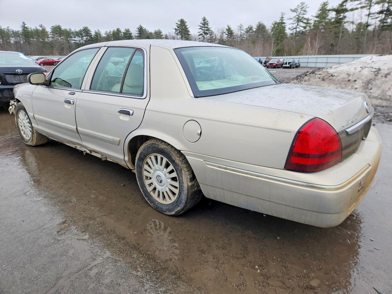 2007 Mercury Grmarquis VIN 2MEFM75VX7X642361 photo 2