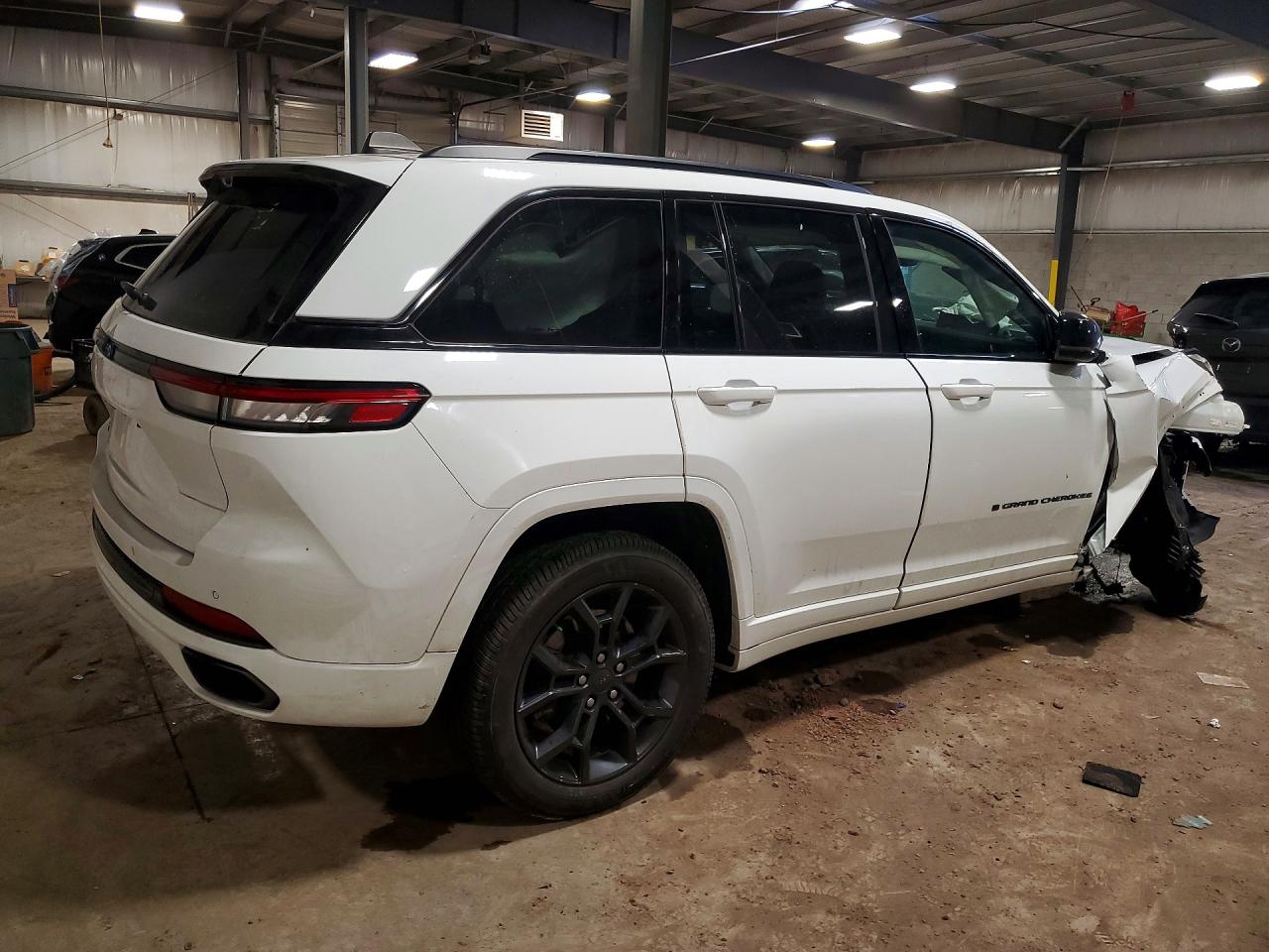 2024 Jeep Cherokee VIN 1C4RJYB67R8955610 photo 3