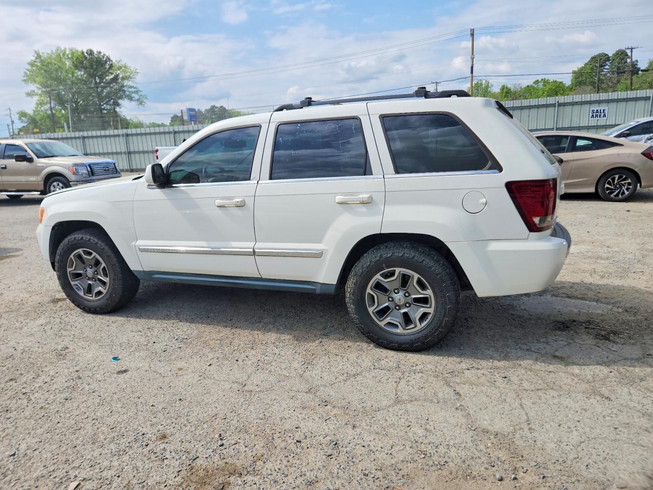 2008 Jeep Cherokee VIN 1J8HR582X8C240221 photo 2