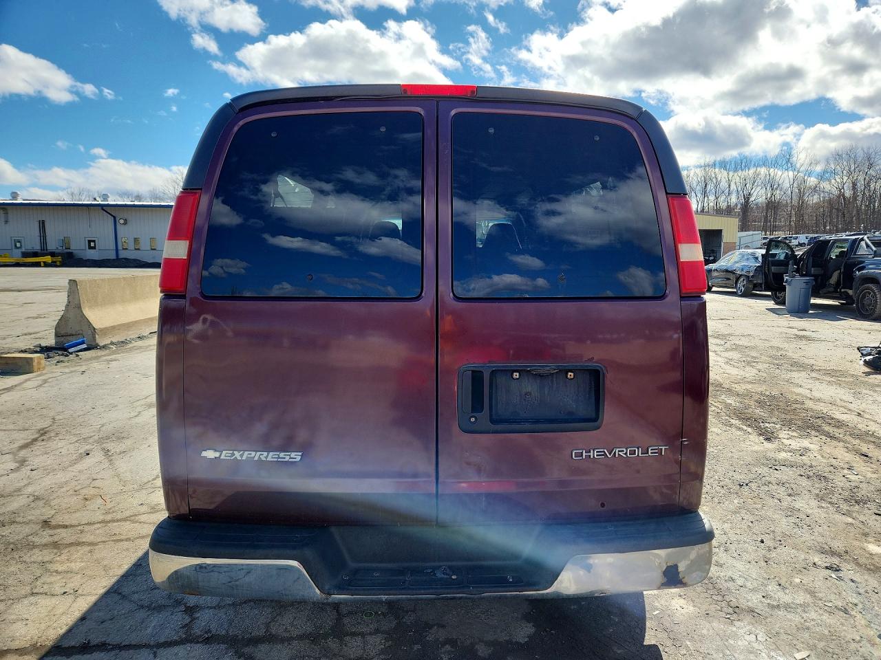 2005 CHEV Express VIN 1GAHG39U551224932 photo 6