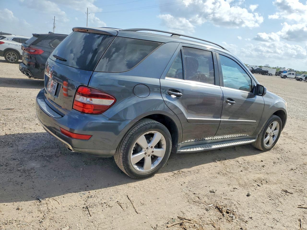 2010 Mercedes-Benz M-class VIN 4JGBB5GB5AA624049 photo 3