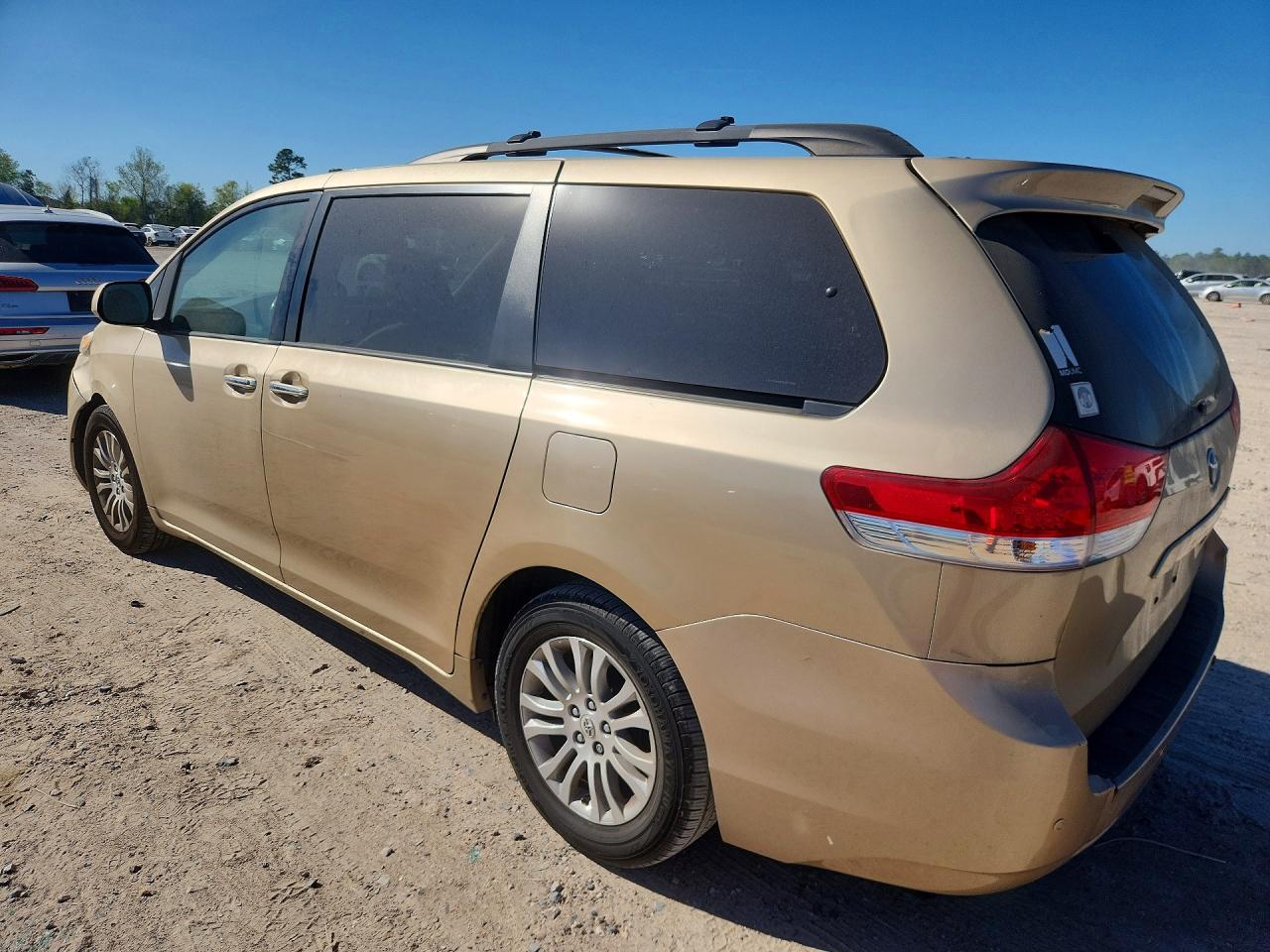 2011 TOYT Sienna VIN 5TDYK3DC6BS007280 photo 2