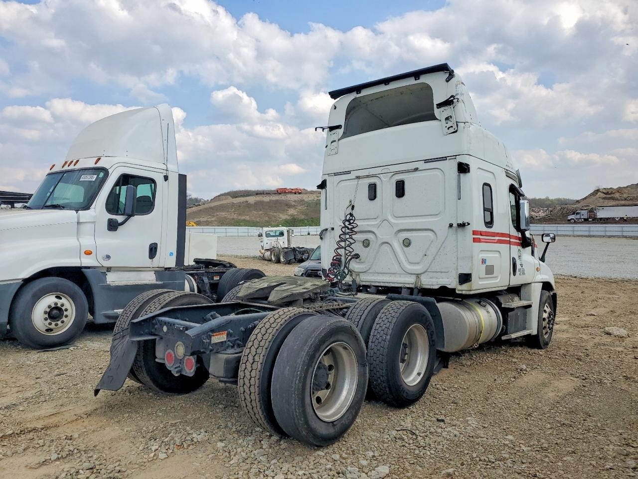 2017 FREIGHTLINER All other VIN 3AKJGLDV6HSJD8202 photo 4