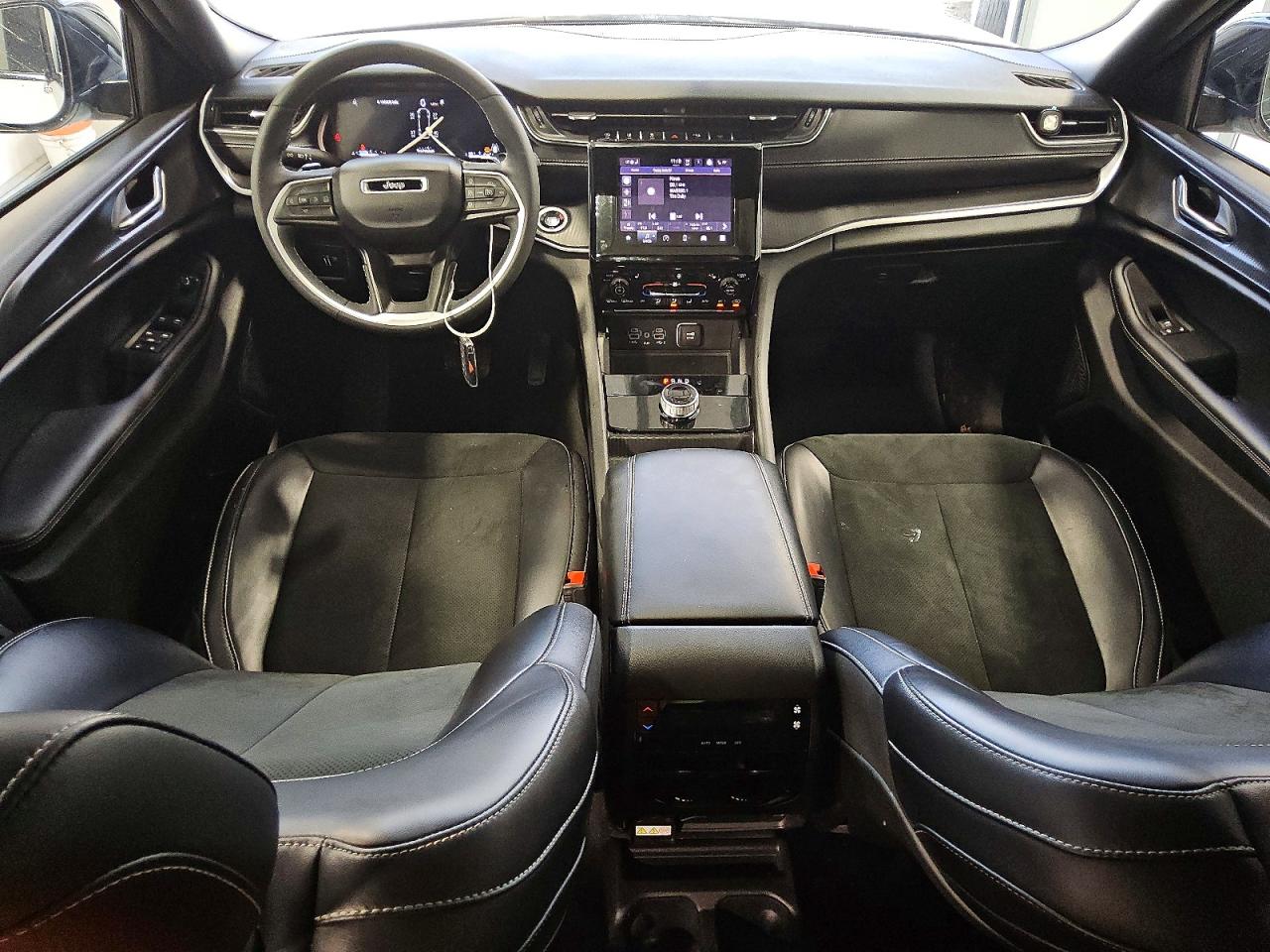 2025 Jeep Grand cher VIN 1C4RJJAGXS8643000 photo 8