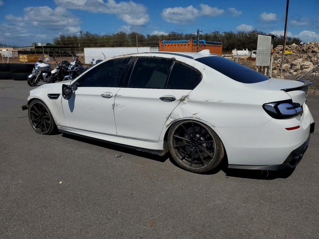 2013 BMW M5 VIN WBSFV9C58DD096104 photo 2