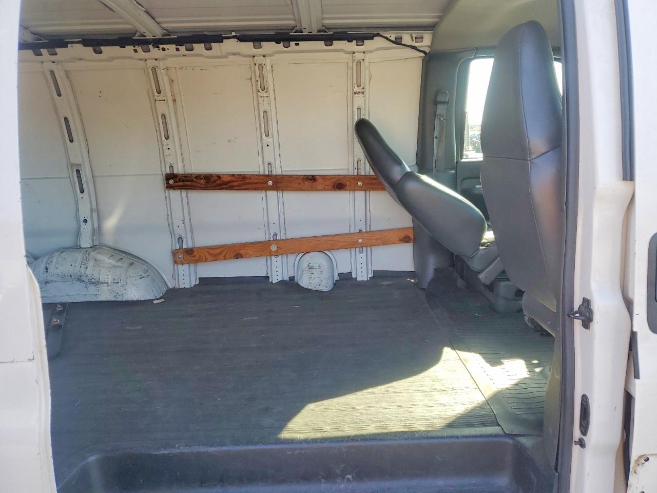2002 Chevrolet Express g1500 VIN 1GCEG15M421153304 photo 10