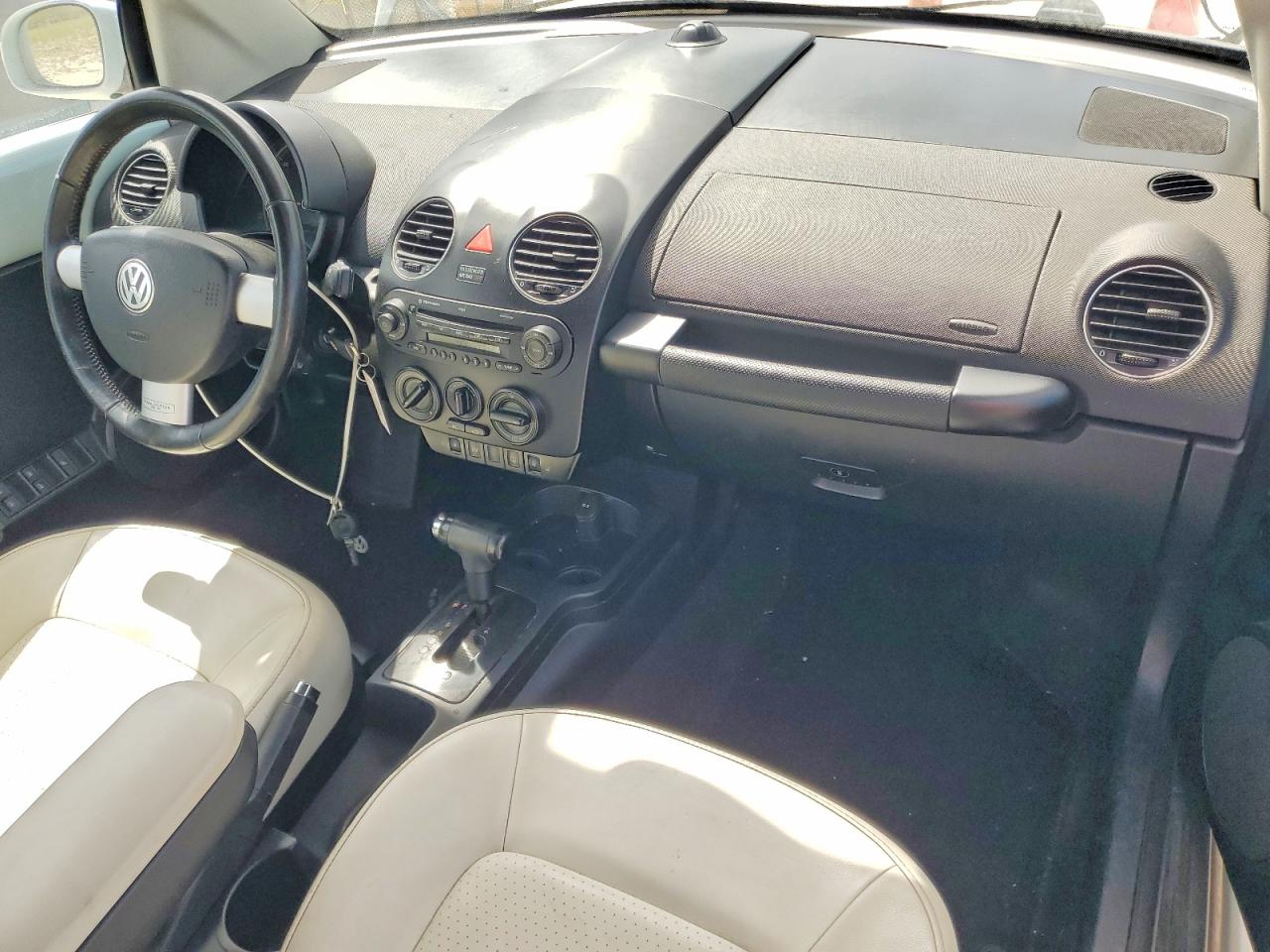 2010 Volkswagen Beetle VIN 3VWRW3AL0AM011110 photo 8