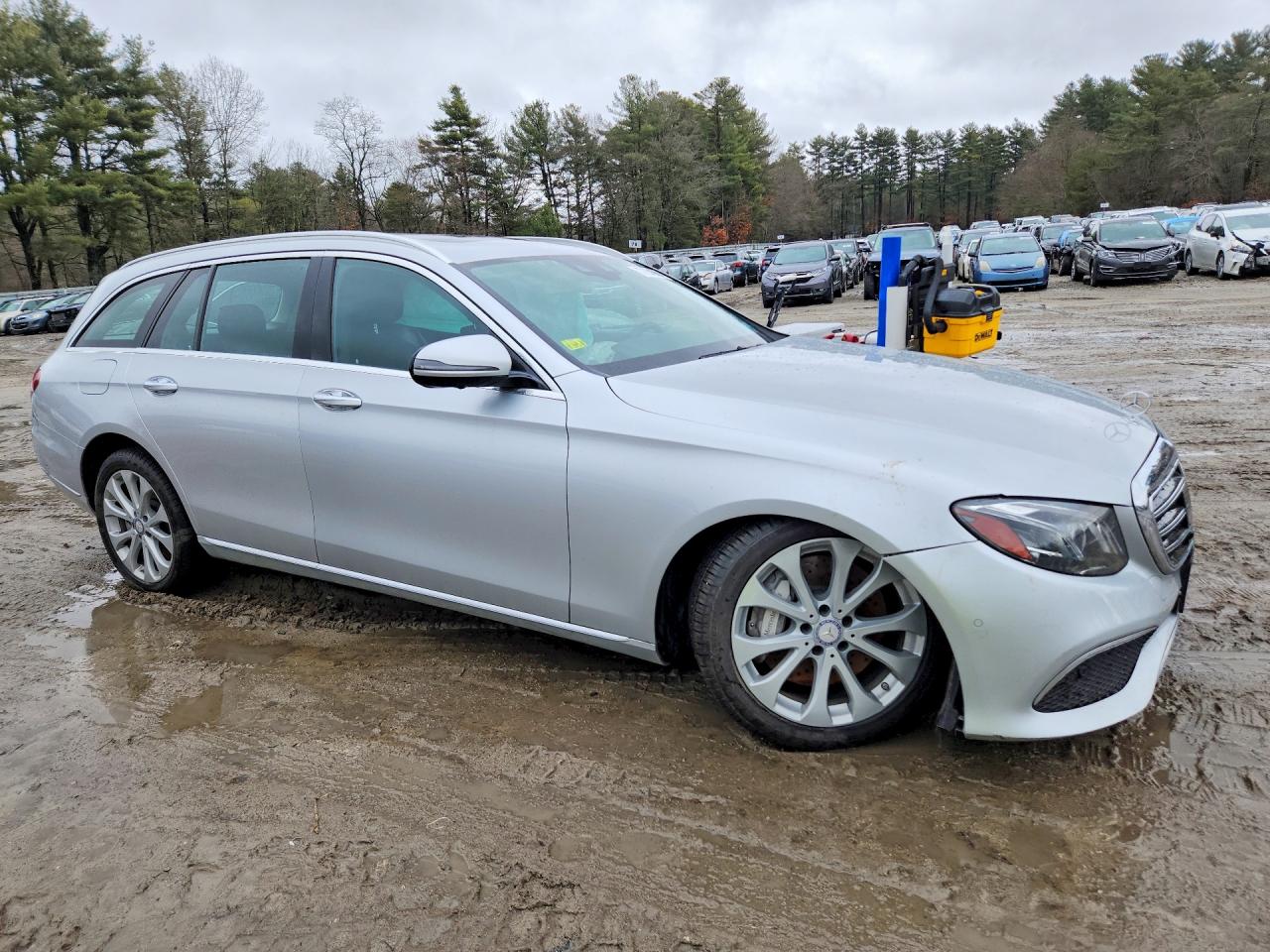 2017 Mercedes-Benz E-class VIN WDDZH6GB1HA201010 photo 4