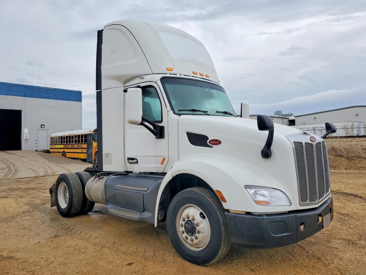 2017 PETERBILT All models VIN 1XPBA48X8HD409526 photo 1
