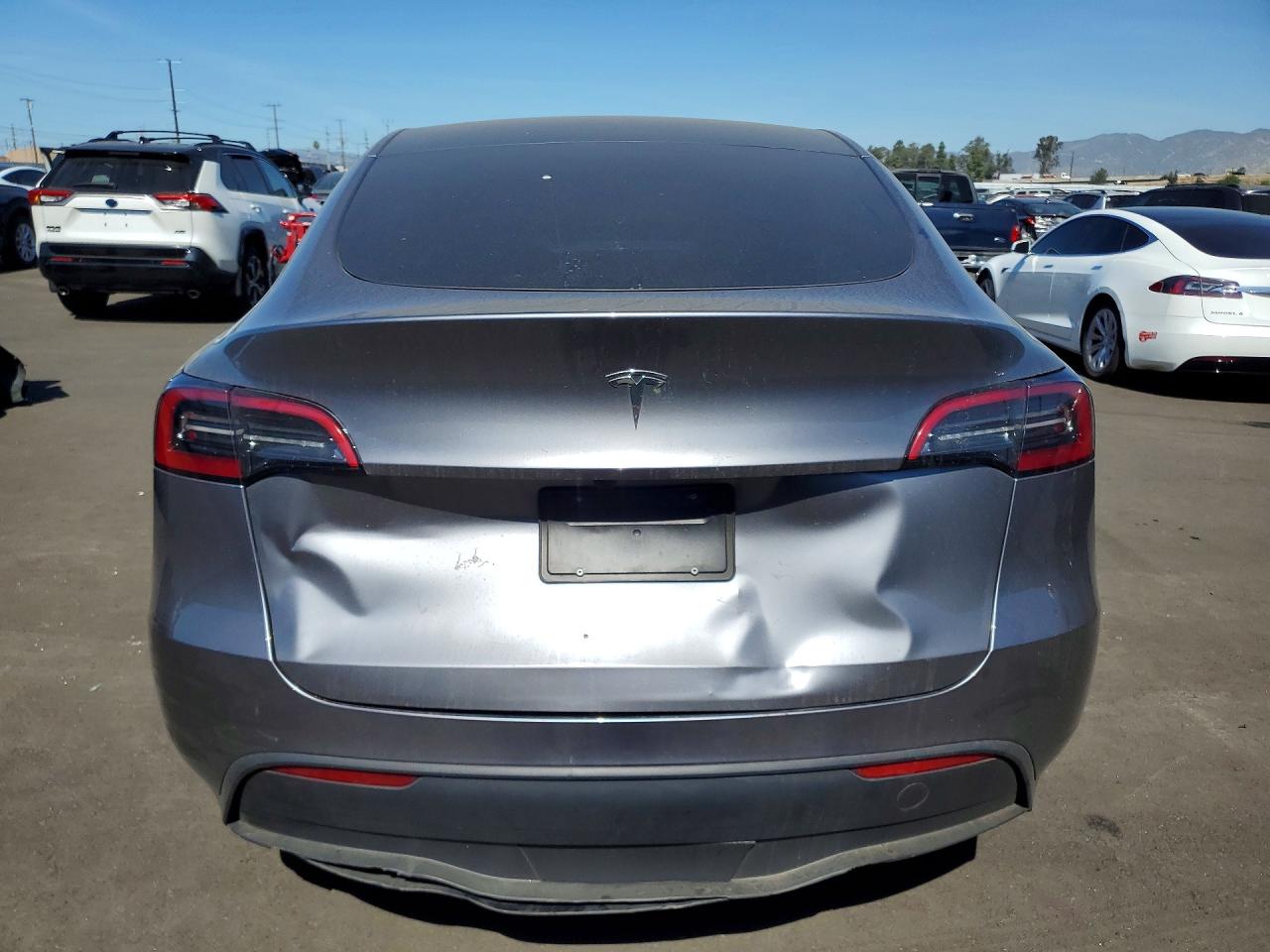 2024 Tesla Model y VIN 7SAYGDED7RF211585 photo 6