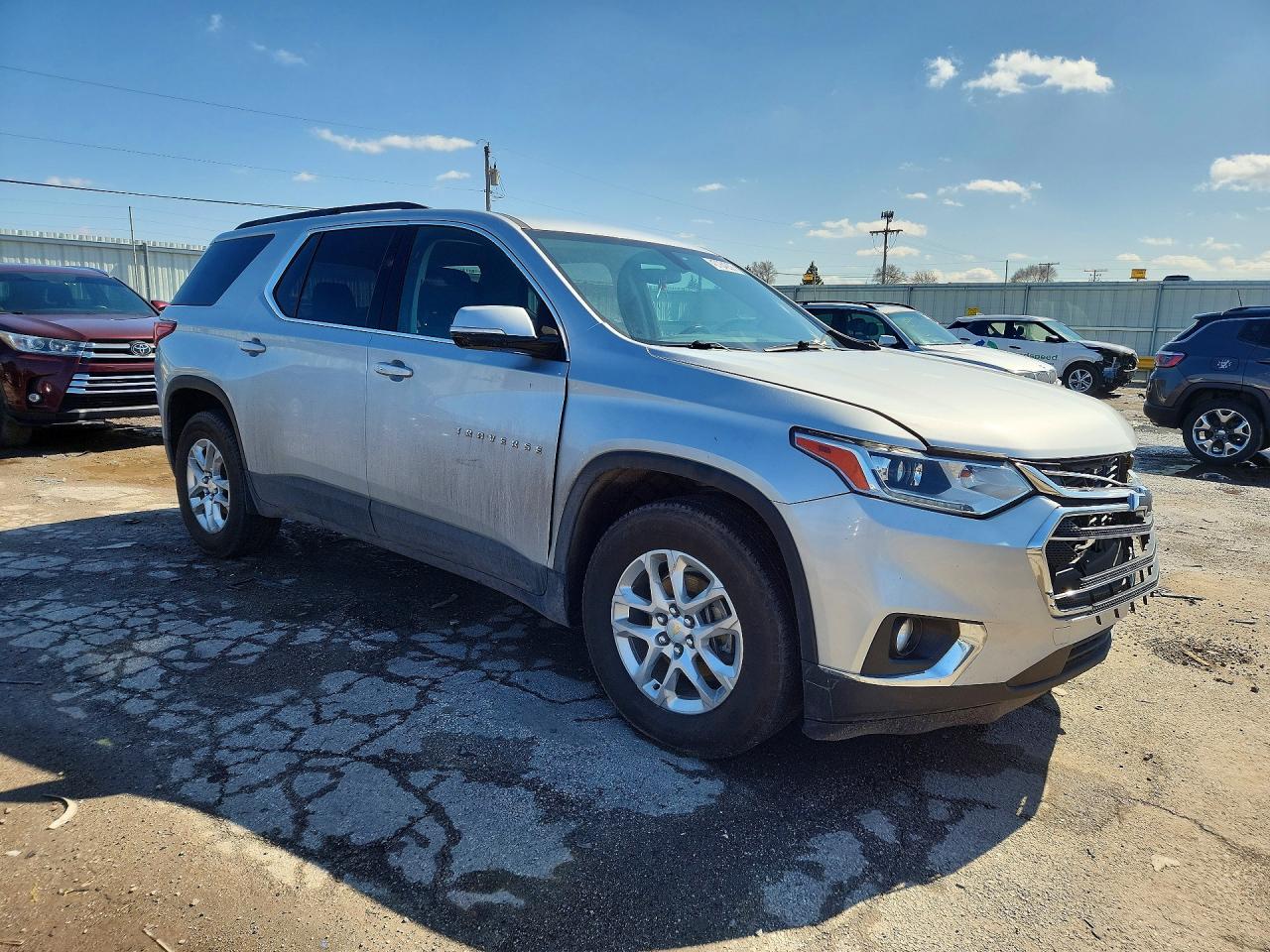 2019 Chev Traverse VIN 1GNEVGKW7KJ264144 photo 4