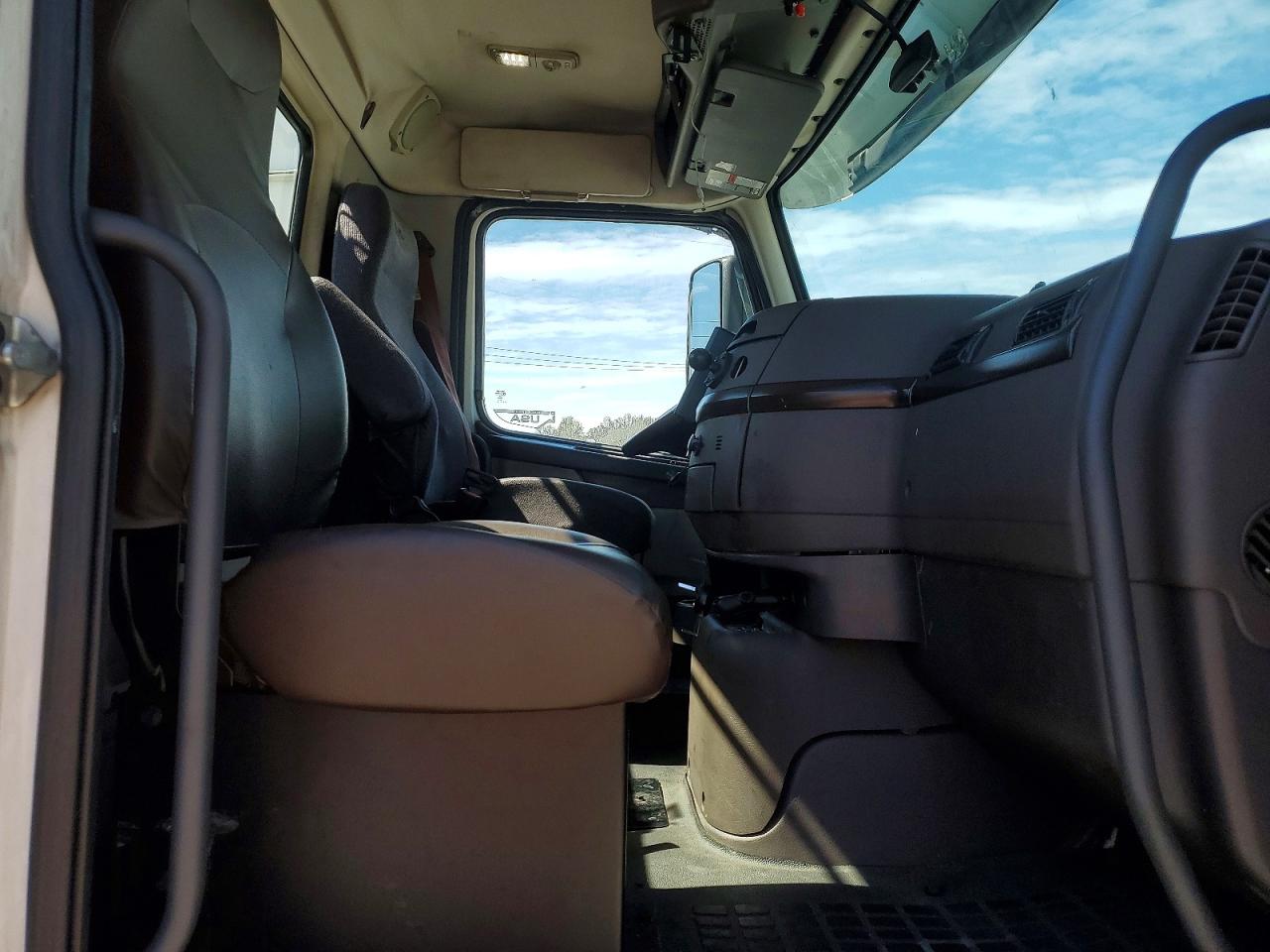 2017 Volvo Vn VIN 4V4N39TG7HN988035 photo 5