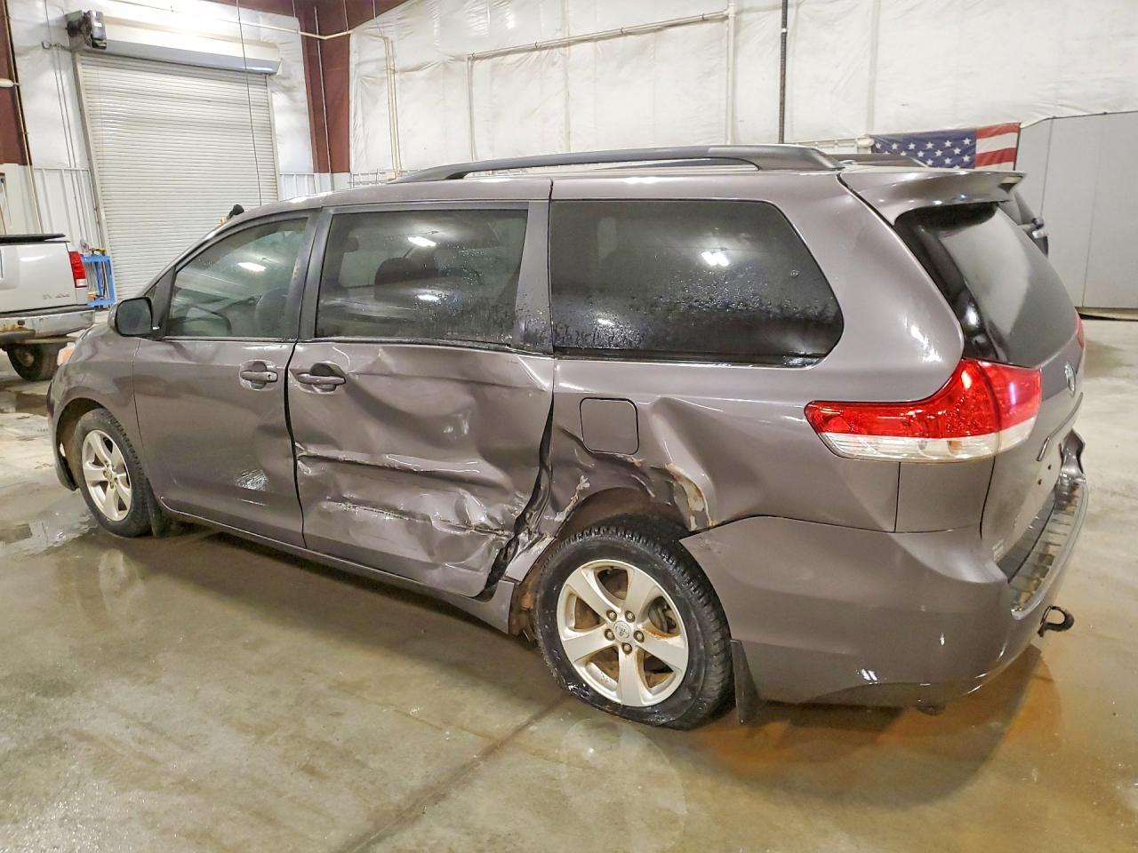 2013 Toyota Sienna VIN 5TDKK3DC8DS345711 photo 2