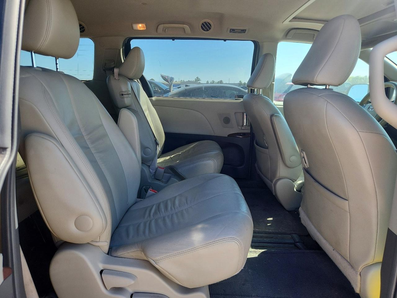 2011 TOYT Sienna VIN 5TDYK3DC6BS007280 photo 11