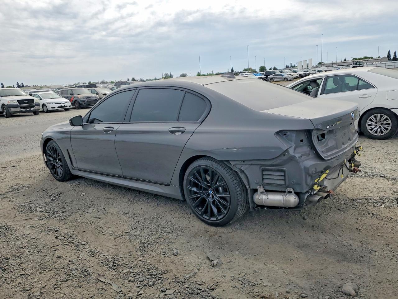 2022 BMW 7 series VIN WBA7U2C01NCG92527 photo 2