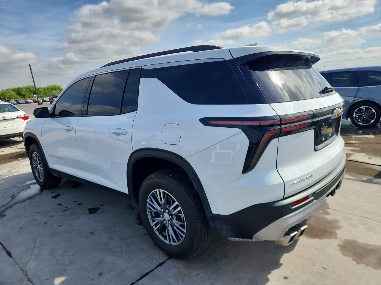 2024 Chevrolet Traverse VIN 1GNERGKS6RJ170980 photo 2