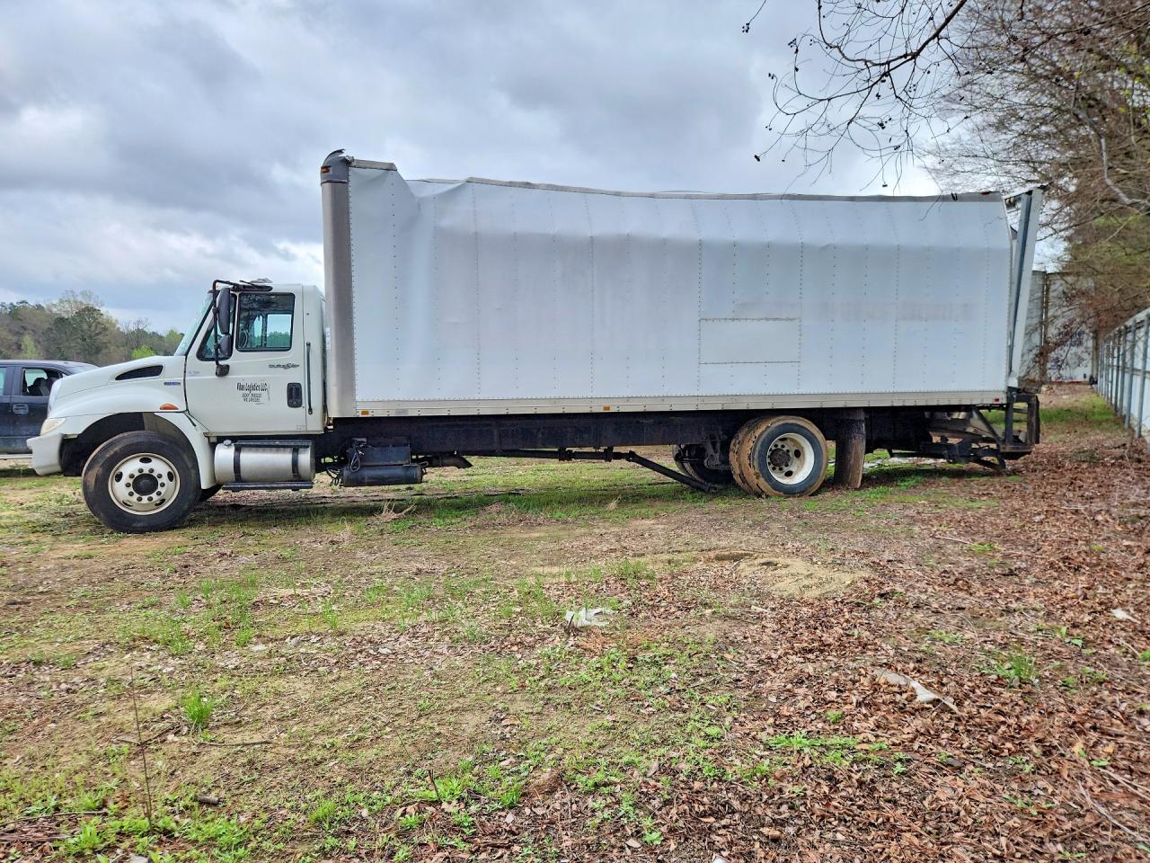 2011 International 4000 serie VIN 1HTMMAALXBH316503 photo 2