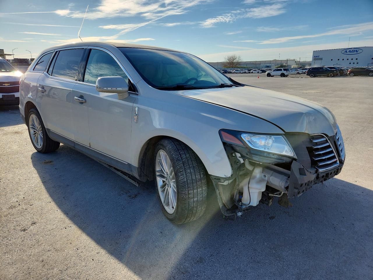 2019 Lincoln Mkt VIN 2LMHJ5AT9KBL04001 photo 4