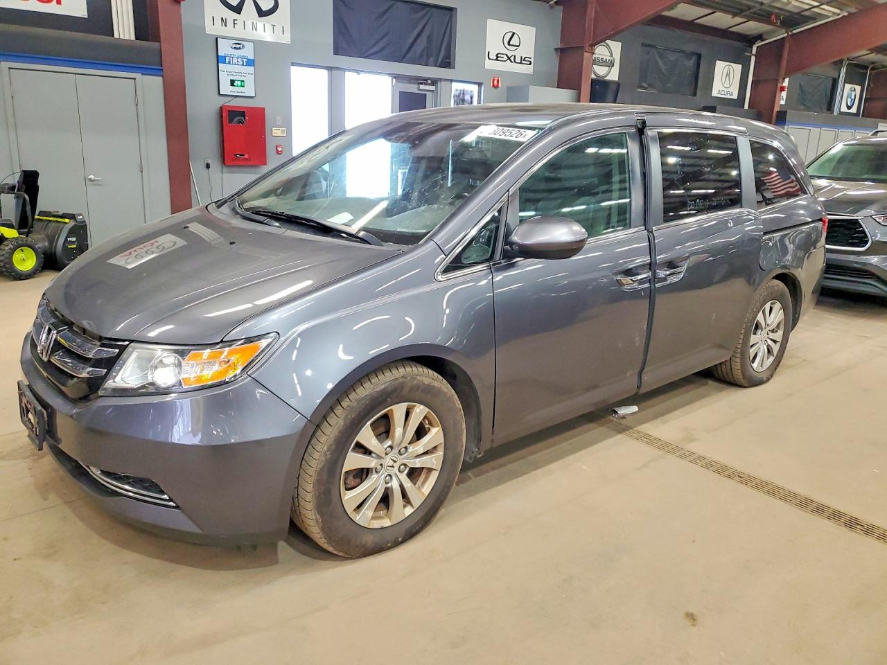 2017 Honda Odyssey VIN 5FNRL5H62HB014709 photo 1