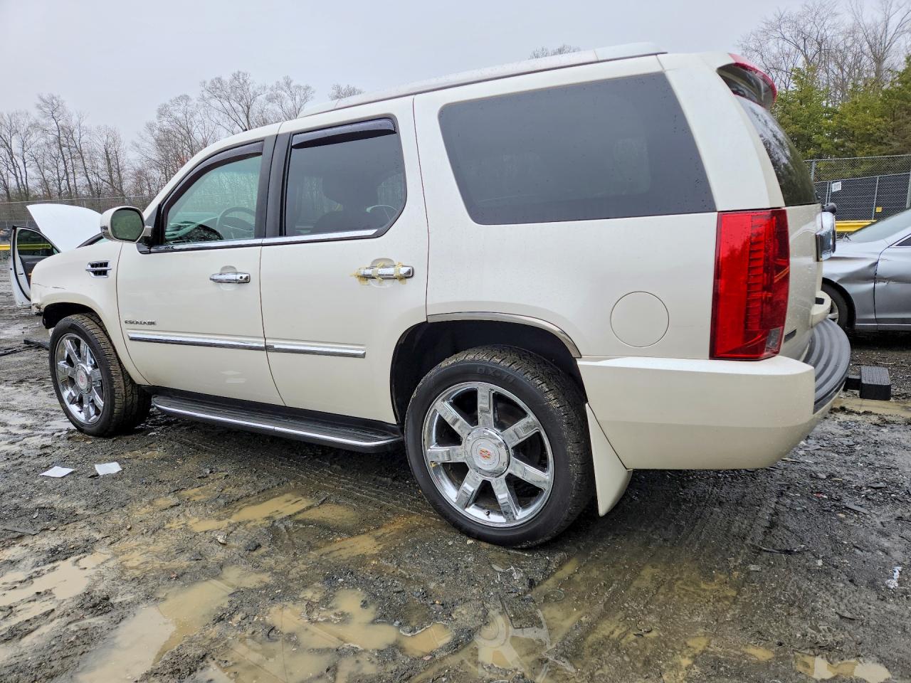 2011 Cadillac Escalade VIN 1GYS4BEF8BR156771 photo 2